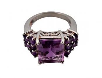 STŘÍBRNÝ ZDOBENÝ PRSTEN S AMETYSTY STŘÍBRNÝ ZDOBENÝ PRSTEN S AMETYSTY