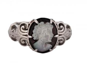 STŘÍBRNÝ ZDOBENÝ PRSTEN S KAMEJÍ STŘÍBRNÝ ZDOBENÝ PRSTEN S KAMEJÍ