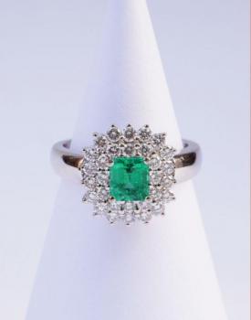 Zlatý prsten se smaragdem a diamanty Zlatý prsten se smaragdem a diamanty