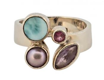 Stříbrný prsten s půlperlou a drahokamy Stříbrný prsten s půlperlou a drahokamy