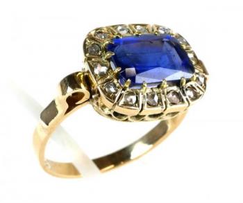 Zlatý prsten s diamanty a safírem 