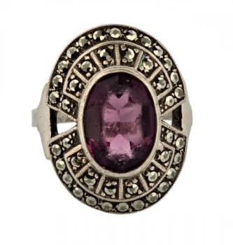 Stříbrný prsten s fialovým kamenem a markazity Stříbrný prsten s fialovým kamenem a markazity