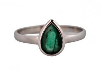 ZLATÝ PRSTEN Z BÍLÉHO ZLATA S KAPKOVÝM SMARAGDEM ZLATÝ PRSTEN Z BÍLÉHO ZLATA S KAPKOVÝM SMARAGDEM