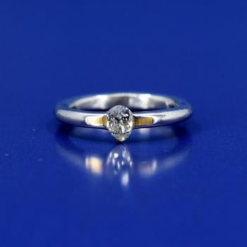Platinový prsten s diamantem Platinový prsten s diamantem