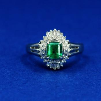 Platinový prsten s diamanty a smaragdem Platinový prsten s diamanty a smaragdem