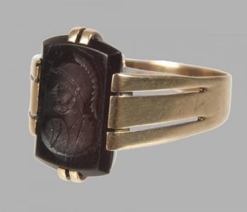 Starožitný zlatý prsten s řezanou intaglií Starožitný zlatý prsten s řezanou intaglií