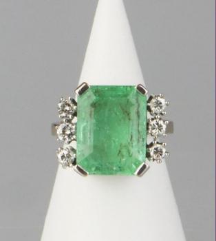 Zlatý prsten se smaragdem a s diamanty Zlatý prsten se smaragdem a s diamanty