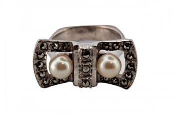 Stříbrný prsten s hranou, dvě perly a markazity Stříbrný prsten s hranou, dvě perly a markazity
