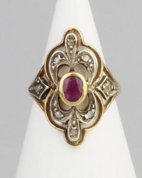 Zlatý prsten s rubínem a diamanty Zlatý prsten s rubínem a diamanty