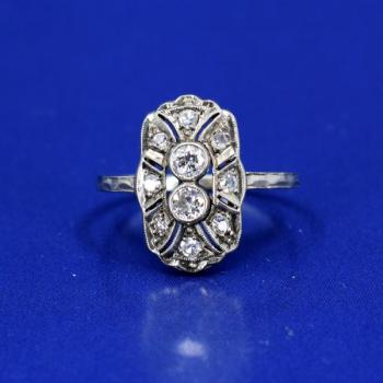 Bílozlatý prsten s brilianty ve stylu art deco Bílozlatý prsten s brilianty ve stylu art deco