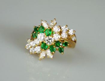 Zlatý prsten se smaragdy a diamanty Zlatý prsten se smaragdy a diamanty