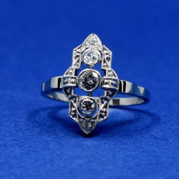 Bílozlatý art deco prsten s brilianty Bílozlatý art deco prsten s brilianty