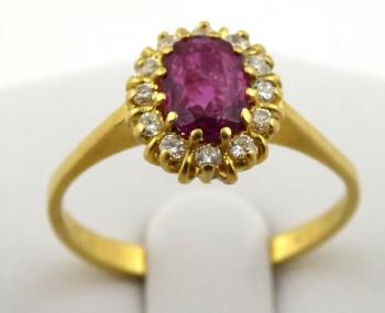 Zlatý prsten s rubínem a 12 diamanty 0,15 ct Zlatý prsten s rubínem a 12 diamanty 0,15 ct