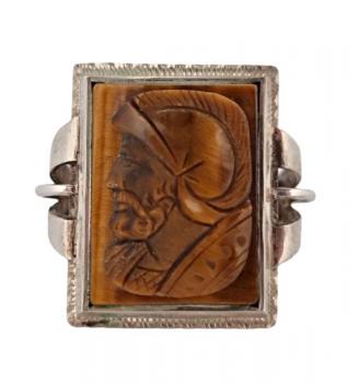 STŘÍBRNÝ PRSTEN S RELIÉFEM V TYGŘÍM OKU ”LEONIDAS” STŘÍBRNÝ PRSTEN S RELIÉFEM V TYGŘÍM OKU ”LEONIDAS”