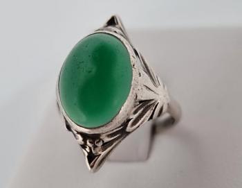 Velmi starý stříbrný prsten se zeleným kamenem Velmi starý stříbrný prsten se zeleným kamenem