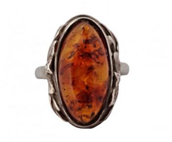 Stříbrný jantarový prsten s bočním zdobením Stříbrný jantarový prsten s bočním zdobením