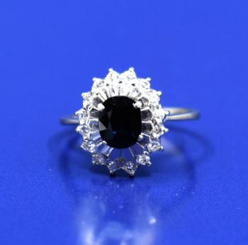 Bílozlatý prsten se safírem a diamanty Bílozlatý prsten se safírem a diamanty