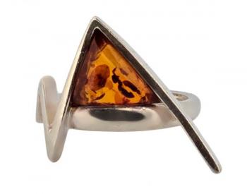 Stříbrný extravagantní prsten s trianglovým jantar Stříbrný extravagantní prsten s trianglovým jantar