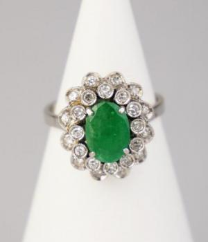 Zlatý prsten s diamanty a smaragdem  Zlatý prsten s diamanty a smaragdem