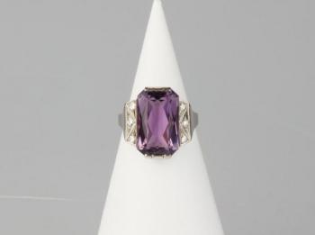 Zlatý prsten s ametystem a diamanty Zlatý prsten s ametystem a diamanty