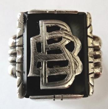 Stříbrný prsten s monogramem a onyxem Stříbrný prsten s monogramem a onyxem