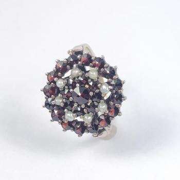 GRANÁTOVÝ PRSTEN S PERLIČKAMI GRANÁTOVÝ PRSTEN S PERLIČKAMI