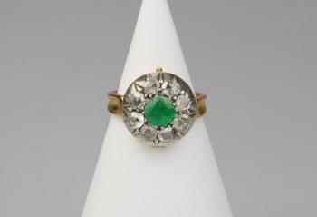 Zlatý prsten se smaragdem a diamanty Zlatý prsten se smaragdem a diamanty
