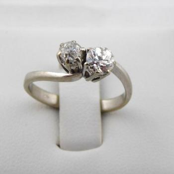 Prsten z blho zlata a dvma diamanty 0,75 ct