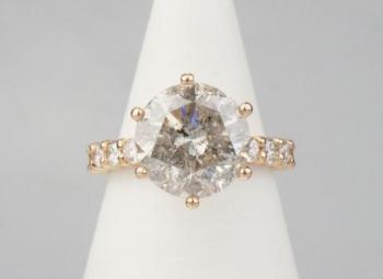 Zlat prsten s velkm diamantem 